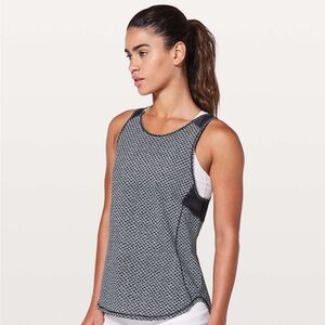 Lululemon Sculpt Tank II in Monochromic Black & Gray Print. Lulu size 6